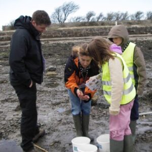 ASZ-School-Group-Visits-Inspecting-Critters